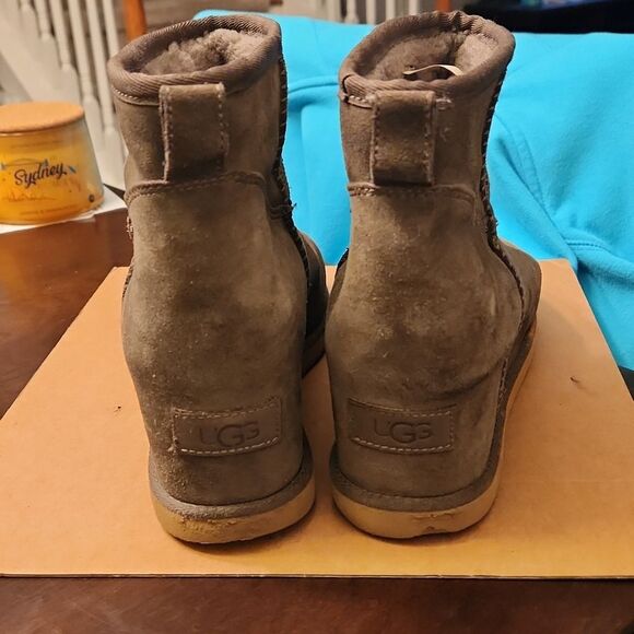 Ugg Australia Olive Green Wedge Heel Suede Ankle Boots w/ Gray Shearling Size 9 - Picture 5 of 12